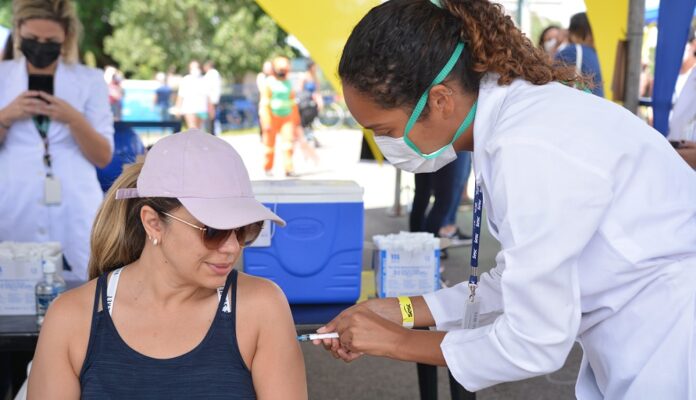 A iniciativa do Sesc-DF, em parceria com a Secretaria de Saúde do DF, acontecerá durante ação social do Sistema Fecomércio Perto de Você, de 9h às 16h, ao lado da feira da Vila São José. É possível receber a primeira, segunda e a dose de reforço.