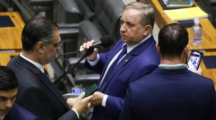 O senador brasiliense sustenta que as penalidades relacionadas às GFIP são resultado da transmissão em atraso de arquivos eletrônicos denominado Sistema Empresa de Recolhimento do FGTS e Informações à Previdência Social (Sefip), que gera a Guia de Recolhimento do FGTS e Informações à Previdência Social (GFIP).