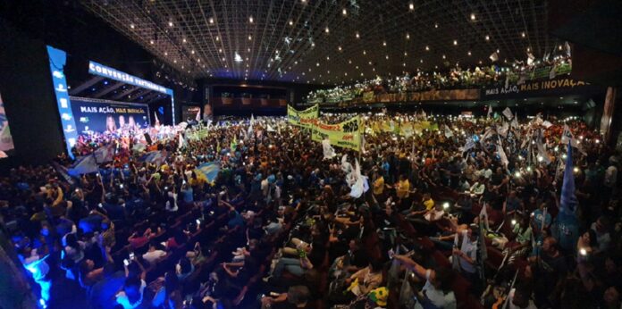 Dez mil pessoas lotaram o centro de convenções Ulysses Guimarães em apoio a reeleição do governador Ibaneis Rocha(MDB) em evento ocorrido na manhã deste domingo. No topo das pesquisas, o emedebista fez um discurso forte e pregou a união de todos para que o DF continue se desenvolvendo por mais 4 anos