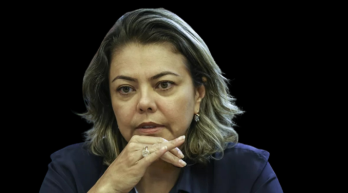 Leila do Vôlei está entre a cruz e a espada na CPMI do INSS: acusar Carlos Lupi, líder do PDT, pode prejudicar sua reeleição em 2026; defendê-lo ou silenciar pode manchar sua imagem, já que ele ignorou alertas sobre o desvio de R$ 6 bi contra aposentados.