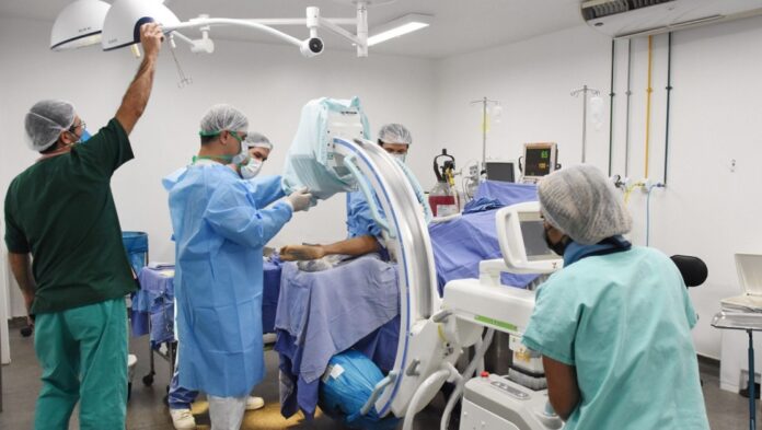 As máquinas permitem maior precisão nas cirurgias ao produzirem imagens em tempo real no momento da operação, como um aparelho de raio-X.