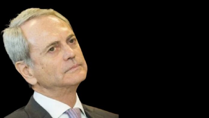 Cada vez fica mais enrolada a candidatura do empresário Paulo Octávio ao governo do DF. Nas próximas horas, a Justiça Eleitoral deve decidir se aceita ou não um pedido de impugnação, já que PO não se descompatibilizou de suas empresas no prazo legal. Aponta ainda que ele está inelegível