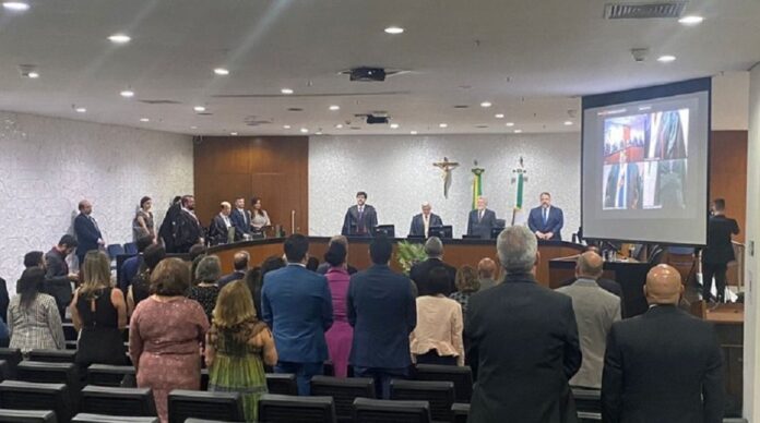 A cerimônia foi iniciada às 16h, na sala de sessões do TRE-DF, e contou com a presença de autoridades, servidores, familiares e amigos do empossado.