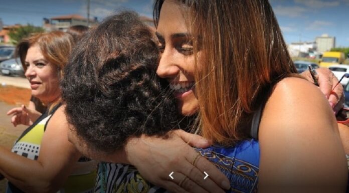 Abraçada pelo povo, Flávia Arruda voa alto nas pesquisas para se eleger no dia 2 de outubro, como a segunda mulher brasiliense a ocupar uma das 81 cadeiras do Senado da República. Os outros 12 candidatos, nenhum possuem musculatura eleitoral pára alcançá-la.