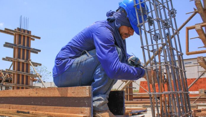 As obras, que seguem a todo vapor, serão inauguradas no início de 2024 para atender cerca de três mil estudantes que moram no Jardins Mangueiral. Para a construção dos respectivos prédios serão investidos mais de R$ 22 milhões.