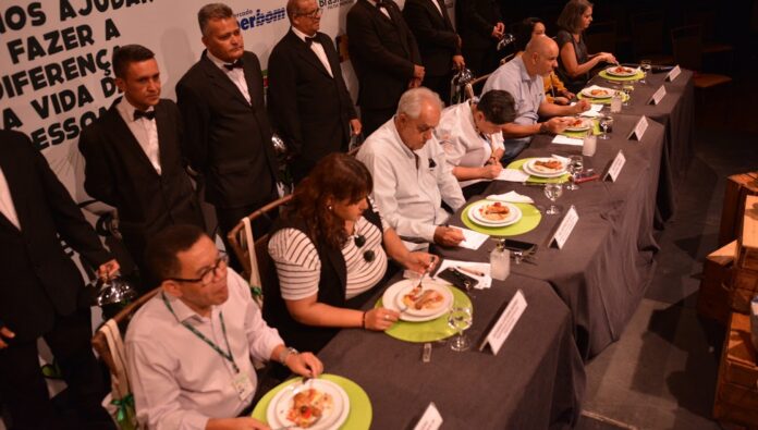 A cerimônia reuniu diversos mestres em gastronomia, nutricionistas, além de 6 cozinheiras, 4 nutricionistas representantes das 10 instituições que desenvolveram diversas receitas, sob avaliação de especialistas.