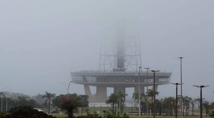 frente fria do sul chega no df e capital amanhece tomada por neblina