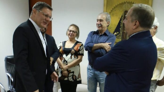 izalci propõe parceria com igrejas para oferecer cursos de capacitação no df