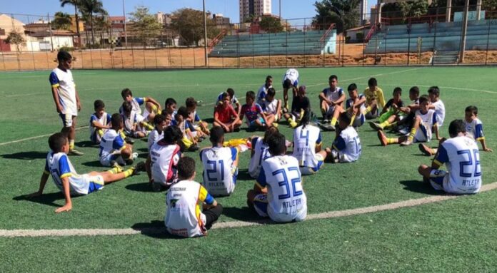 projeto social oferece futebol para crianças e jovens da rede pública do df