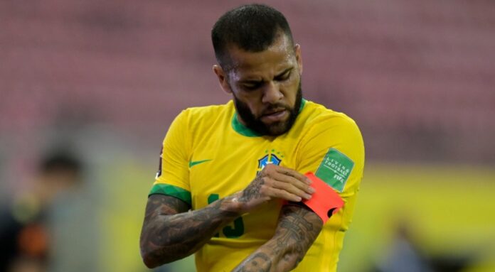 Daniel ALves diz que críticas não afetam seu desempenho profissional na seleção