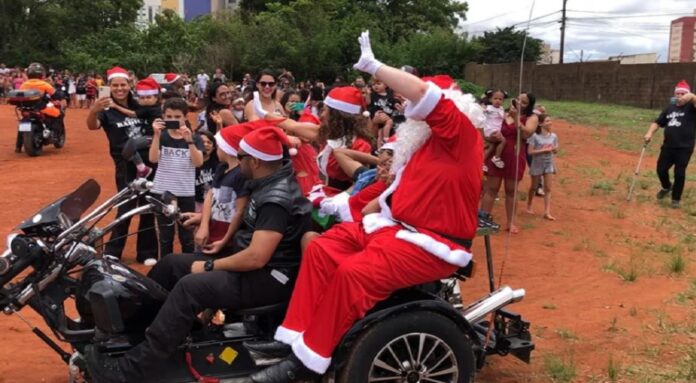 escola de samambaia ganha visita do papai noel em ação social de natal