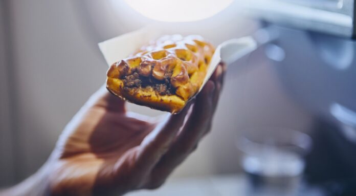passageiros de aviões jogam fora quase r$ 21 bilhões em comida por ano