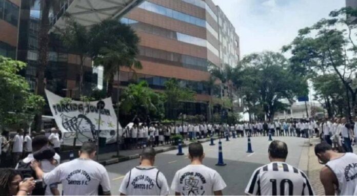 torcedores do santos vão a hospital prestar solidariedade a pelé