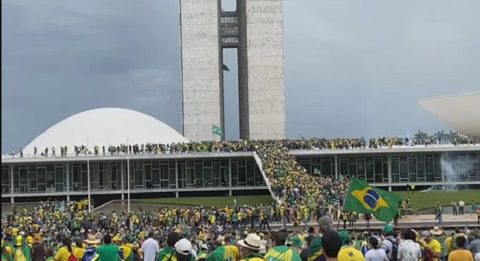 bolsonaristas invadem os três poderes da república. palácio, congresso e stf