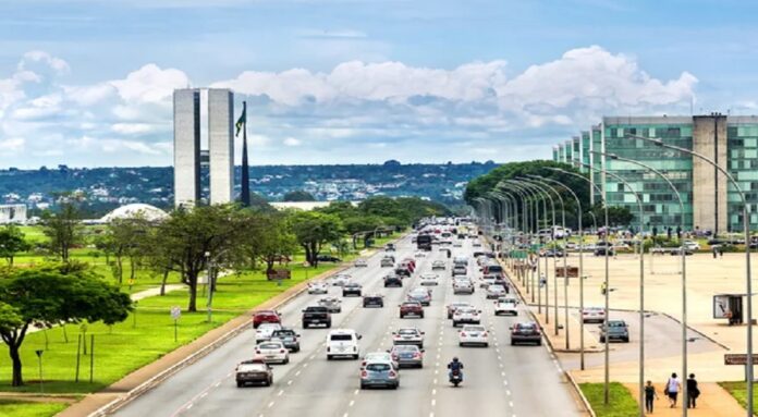 sem ameaças de novas manifestações, esplanada é reaberta para carros