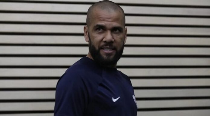 Dani Alves pode estar envolvido em esquema de compra de cigarros na prisão