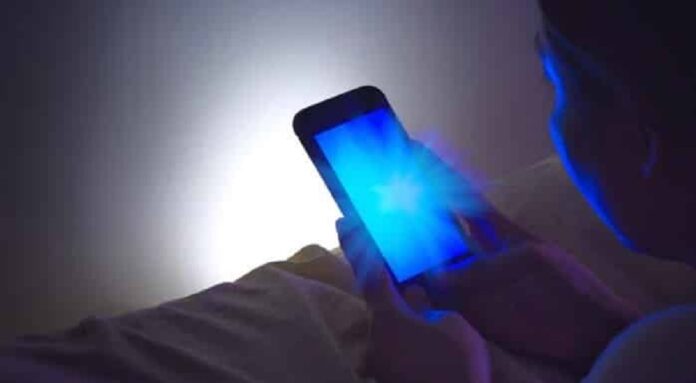 luz azul da tela de celular e computador pode afetar a pele