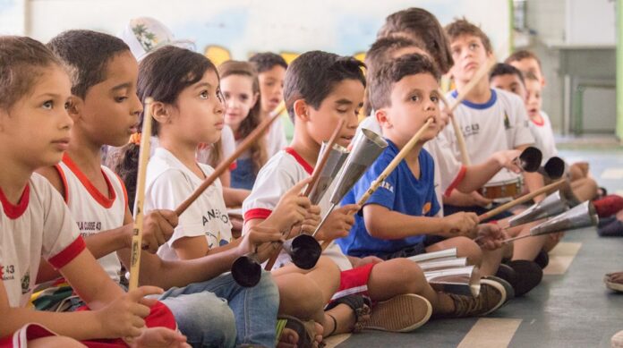 oficinas de dança e de percussão para alunos da rede pública do df