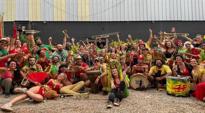 Bloco Lovezim promove Carnaval fora de época em Brasília