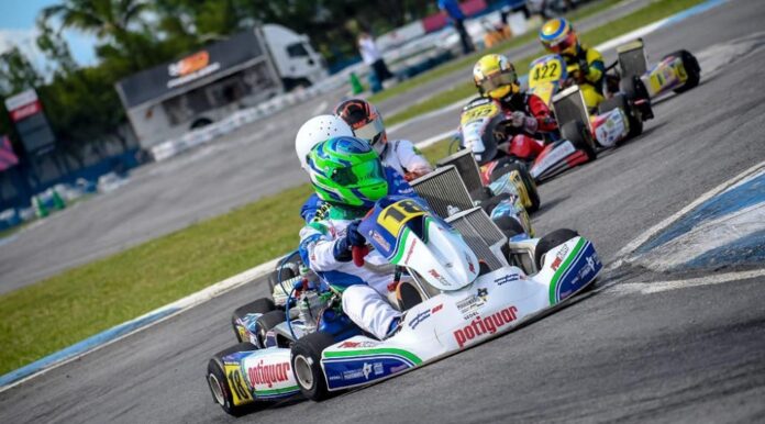 O piloto brasiliense Gustavo Galvão, o Guga, 15 anos, conquistou o título inédito da 3ª edição do Campeonato Nordeste de Kart 2033, torneio realizado no sábado passado(22), em Aracaju, capital sergipana.