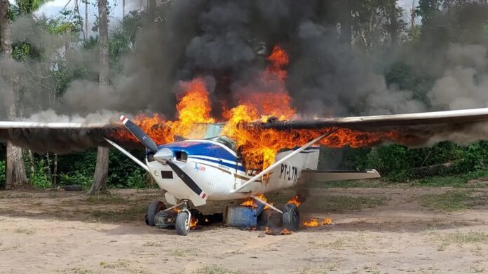 Foi a primeira ação de policiamento após o fechamento do espaço aéreo sobre a reserva, ocorrida na última quinta-feira (06). A aeronave foi destruida. Dois homens foram presos.