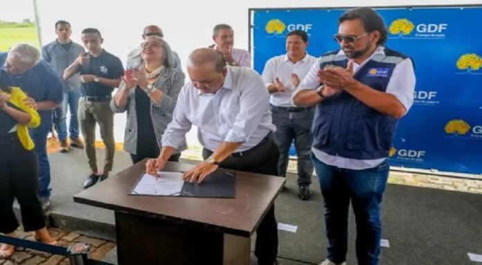 Ibaneis assina ordem de serviço para a construção de creche no Guará