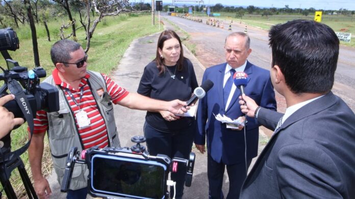 O senador Izalci Lucas e a deputada federal Bia Kicis, estiveram na Papuda para vistar os 174 pessoas, acusadas pelo vandalismo violento do dia 8 de janeiro, que culminou com a invasão das sedes dos Três Poderes. Ao RadarDF, Izalci disse que só a CPMI do Congresso Nacional pode revelar os verdadeiros culpados.