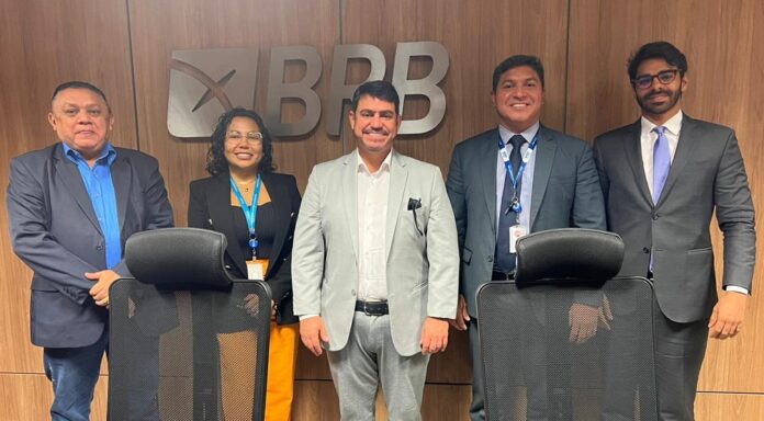 Acompanhado de vereadores, o presidente da Câmara Municipal de João Pessoa, Dinho Dowsley, se reuniu com diretores do BRB, em Brasília. O objetivo foi fazer os últimos acertos sobre a parceria entre a instituição financeira e o legislativo municipal.