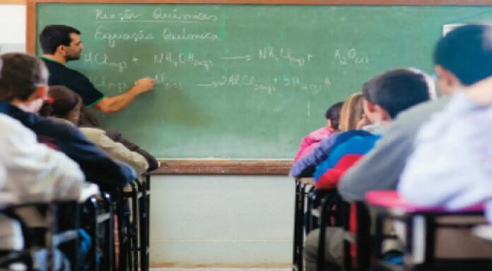 Professores aprovam interrupção do novo ensino médio