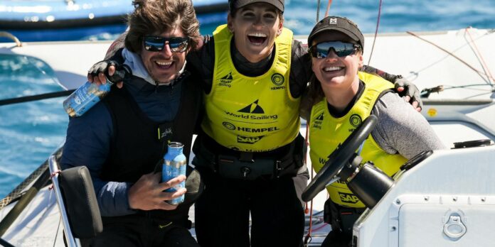 Elas venceram, neste sábado (8), a última regata da 49erFX, classe da qual são as atuais bicampeãs olímpicas.  A conquista coroou uma campanha de regularidade, com uma arrancada decisiva na reta final.