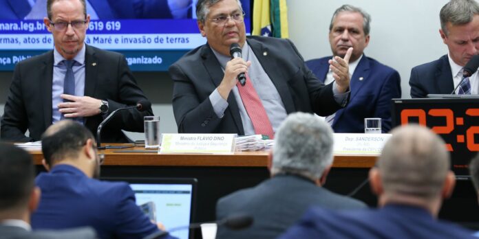 Dino foi convidado pela comissão a responder questionamentos acerca de diversos temas, entre eles o decreto de controle de armas e os atos antidemocráticos de 8 de janeiro. 