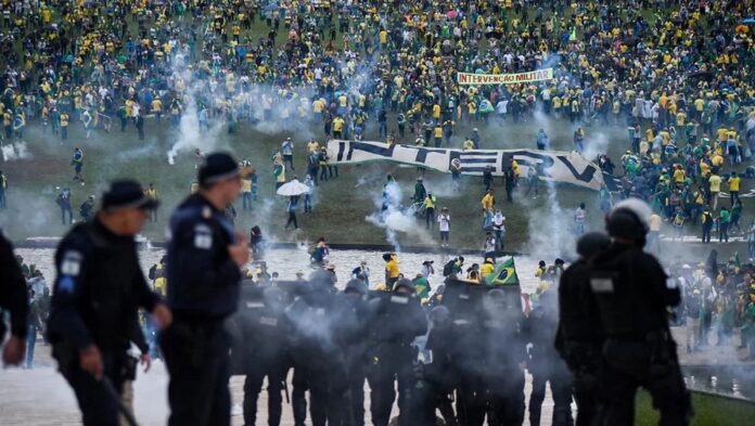 Embora tardia, mas foram as forças de segurança do DF a conseguir toral controle na dissipação dos atos violenta contra os Poderes da República registrados no início do ano. Mesmo assim, passou ser a geni de sempre: apedrejada e sem salário digno