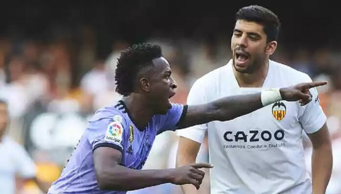 Durante a derrota do Real Madrid para o Valência por 1 a 0, Vini escutou insultos racistas e gritos de “macaco” vindos das arquibancadas, gritados por milhares de torcedores.