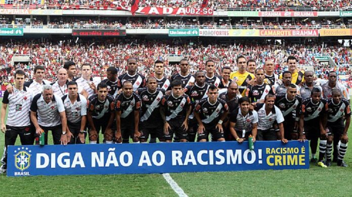  A manifestação programada pela Confederação Brasileira de Futebol, envolverá os jogadores dos 20 clubes da competição, além dos árbitros escalados para as dez partidas do sábado e do domingo (27 e 28). O apoio da torcida é fundamental no combate ao racismo no futebol.