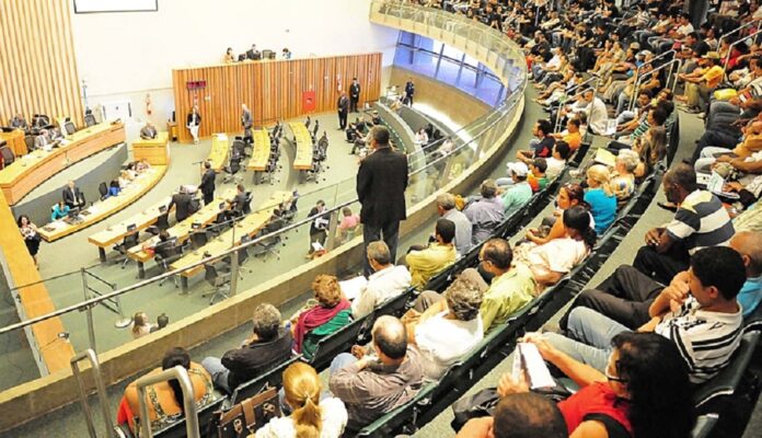 Dizem que o legislativo de uma localidade é a caixa de ressonância de um povo. Aqui no DF parte dos nobres deputados acha que são federais se esquecendo que foram eleitos para debaterem a pauta local