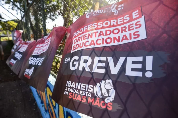 Nos quatro dias úteis da greve dos professores, que iniciou na última quinta-feira(04), o enfraquecimento da paralisação já era visível. Ficou inda pior, após o TJDFT decretar a ilegalidade do movimento, que causa prejuízos inseparáveis aos milhares de alunos pobres da rede pública de ensino. 