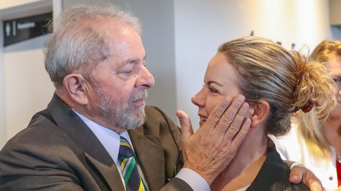 O presidente Lula entrou em campo pessoalmente para tentar aprovar o novo arcabouço fiscal, mas exigiu lealdade e endosso do PT, presidido por Gleisi Hoffmann. Uma parte de deputados e senadores petistas não aceitam algumas alterações feitas pelo relator Cláudio Cajado (PP-BA) em comum acordo com o ministro Fernando Haddad