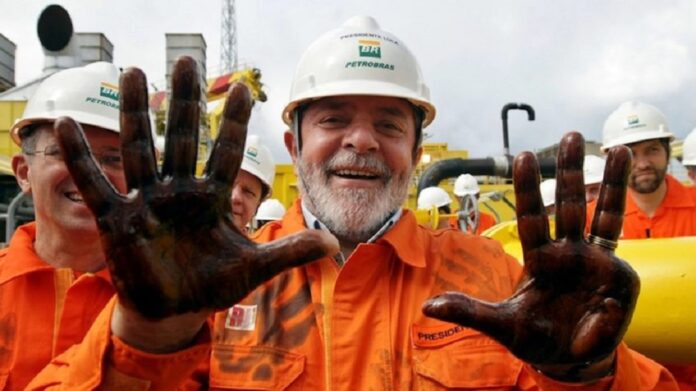 Quando prometeu na campanha passada, de abrasileirar o preço dos combustíveis, praticado pela Petrobras, o agora presidente Luis Inácio Lula da Silva, mete a mão na massa e cumpre a promessa ao colocar um fim a política de Preço de Paridade Internacional (PPI), adotada pela estatal.