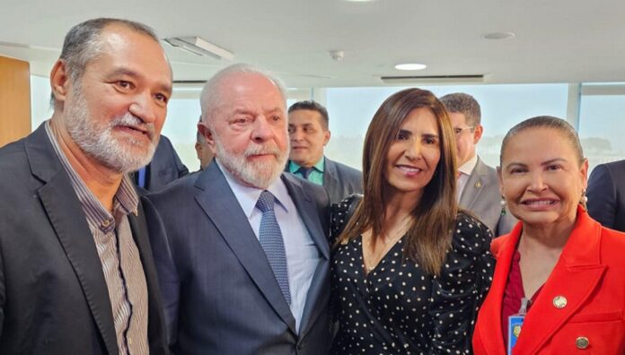 Ao lado do presidente Lula, o presidente do Sinpol-DF, Enoque Venâncio, disse que os policiais civis do DF, estão a um passo para conquistar a sua reposição salarial, fruto do esforço da categoria que vinha lutando por mais de uma década.