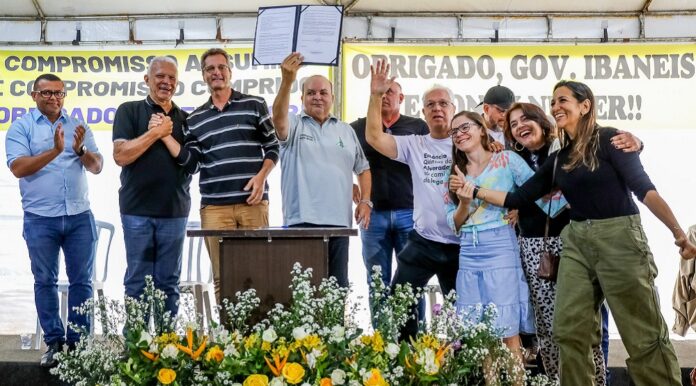 O governador Ibaneis Rocha assina documento que permite ao Condomínio Estância Quintas da Alvorada, inicie as obras de asfalto e drenagem. O ato de assinatura tornou-se uma festa para os quase dois mil moradores que estavam a espera, dessa decisão, por mais de 30 anos.