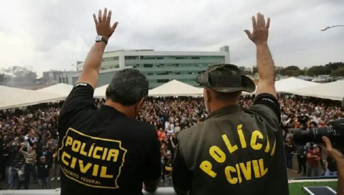 Policiais civis, militares da PMDF e do CBMDF devem decidir em reunião marcada para esta quarta-feira(14), se acolhem ou não a proposta oferecida pelo governo federal de reajuste de 18%, pagos em duas parcelas