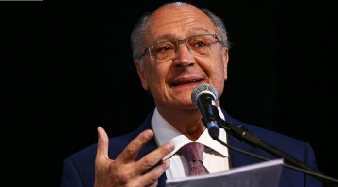 O vice-presidente e ministro do Desenvolvimento, Indústria, Comércio e Serviços, Geraldo Alckmin, disse que a economia brasileira caminha bem, mas classificou como “escandalosos” os juros