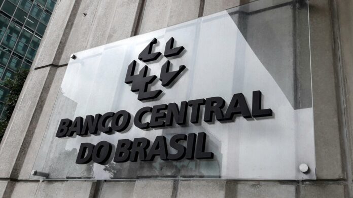 Um assunto que ocupa diariamente a mídia é o desconforto do poder executivo e de seus parlamentares com o presidente do BC, Roberto Campos Neto. O BACEN virou saco de pancada como se fosse a 