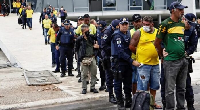 Mais de 1.200 pessoas se tornaram réus após julgamento do Supremo Tribunal Federal (STF). A Procuradoria-geral da República (PGR) denunciou um total de 1.390 pessoas. Seis meses após o triste evento de invasão as sedes dos Podes da República, mais de 200 pessoas ainda seguem presas na Papuda