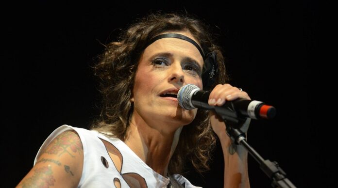 A entrada é gratuita, mediante doação de 1kg de alimento não perecível. Não é preciso retirar ingresso. Amanhã (23), a agitação fica por conta do duo Akhi Huna e da cantora, bailarina e compositora Fernanda Abreu.