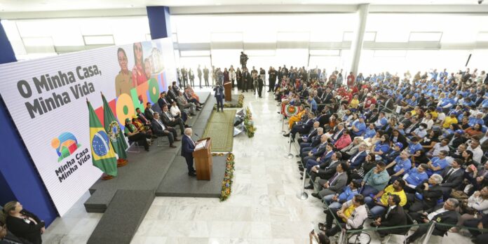 Em discurso, o petista voltou a defender a habitação popular e casas maiores. Lula disse que a proposta é melhorar a qualidade de vida de pessoas que, “diante de tantas dificuldades, acabam vivendo situações de penúria, morando em localidades sem qualquer estrutura”.