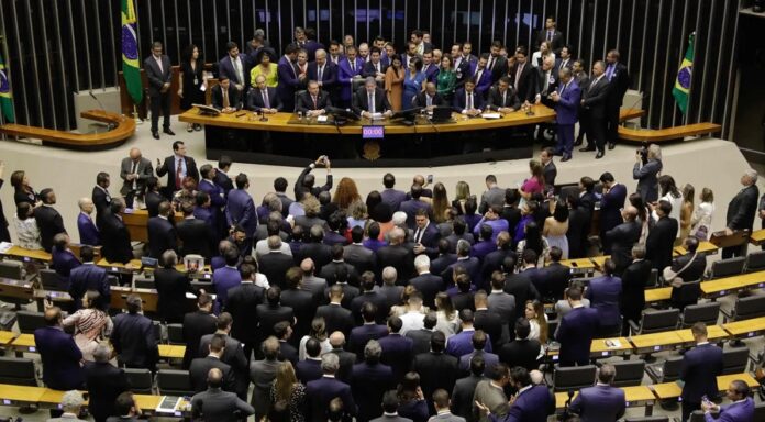 A votação foi comemorada pelo governador Ibaneis Rocha(MDB) que acompanhou cada voto pela retirada da emenda. Servidores da Segurança Pública, da Educação e da Saúde, cujos salários dependem do FCDF também ficaram aliviados.