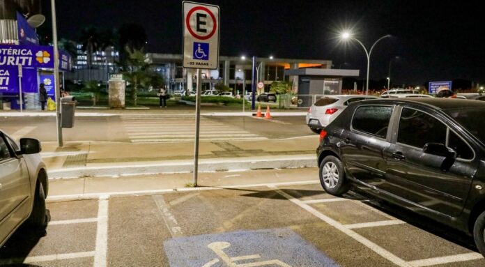 Pessoas com autismo têm direito a vagas especiais de estacionamento no DF