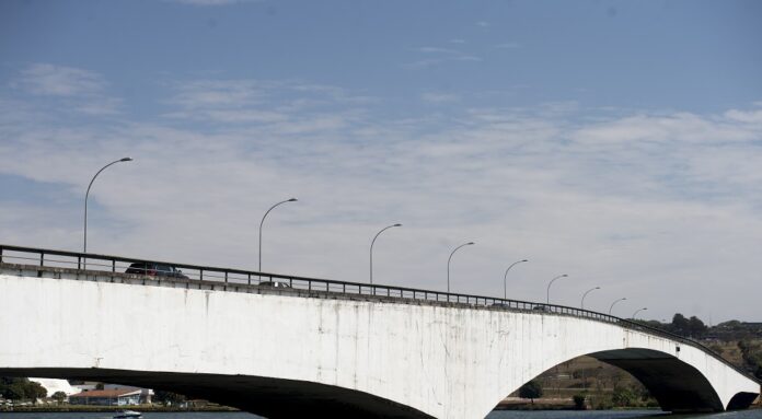 Ponte Honestino Guimarães funciona com inversão de faixas