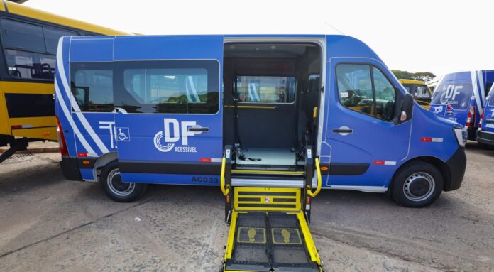 DF recebe 40 ônibus escolares e 11 vans para pessoas com deficiência